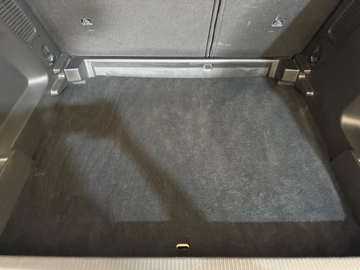 Vue plongeante sur le coffre noir spacieux et propre de l’Opel Grandland X 1.5 Diesel 130 Elegance Business.