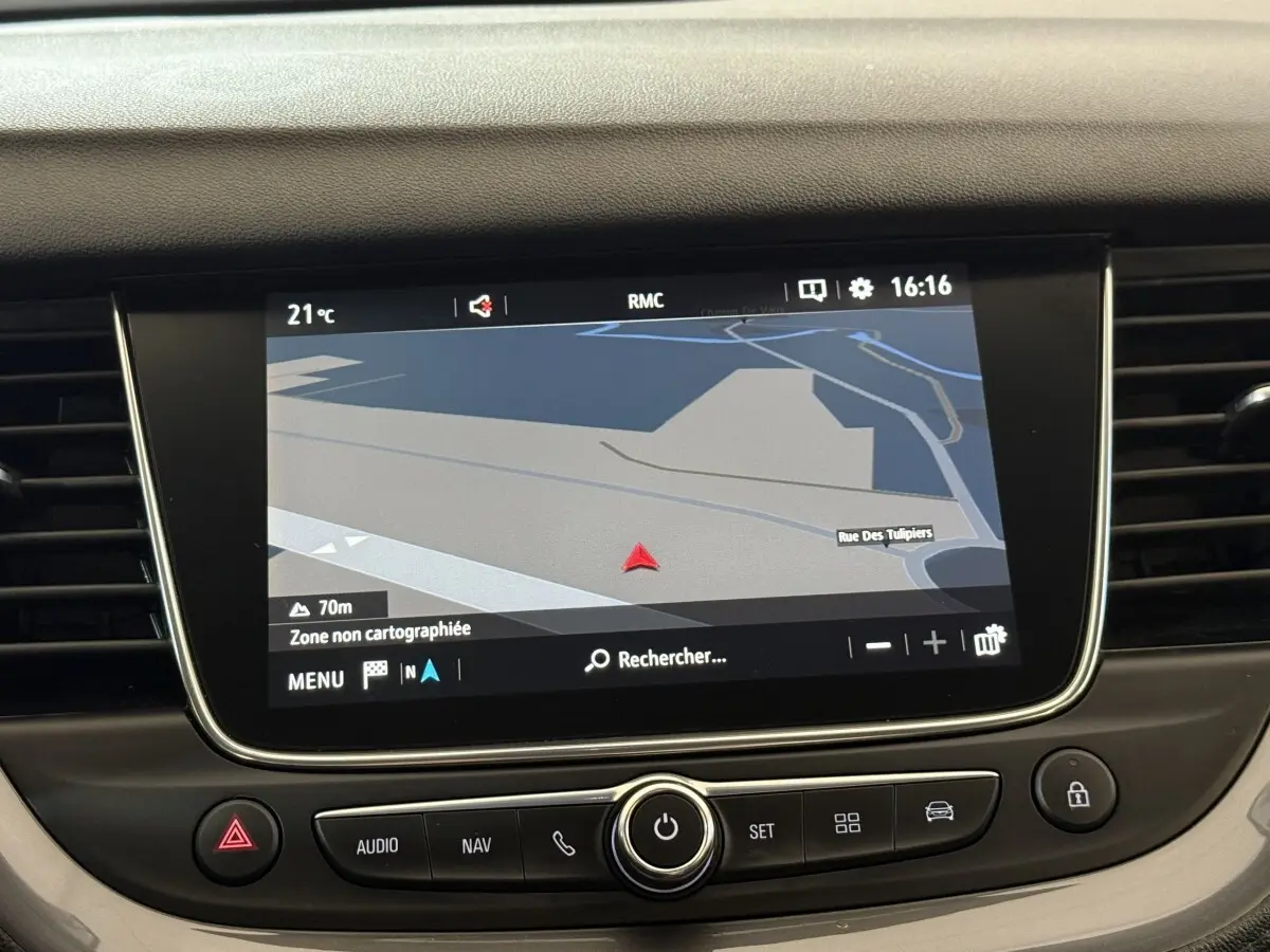 Écran tactile central du tableau de bord de l’Opel Grandland X noir, affichant la navigation GPS.