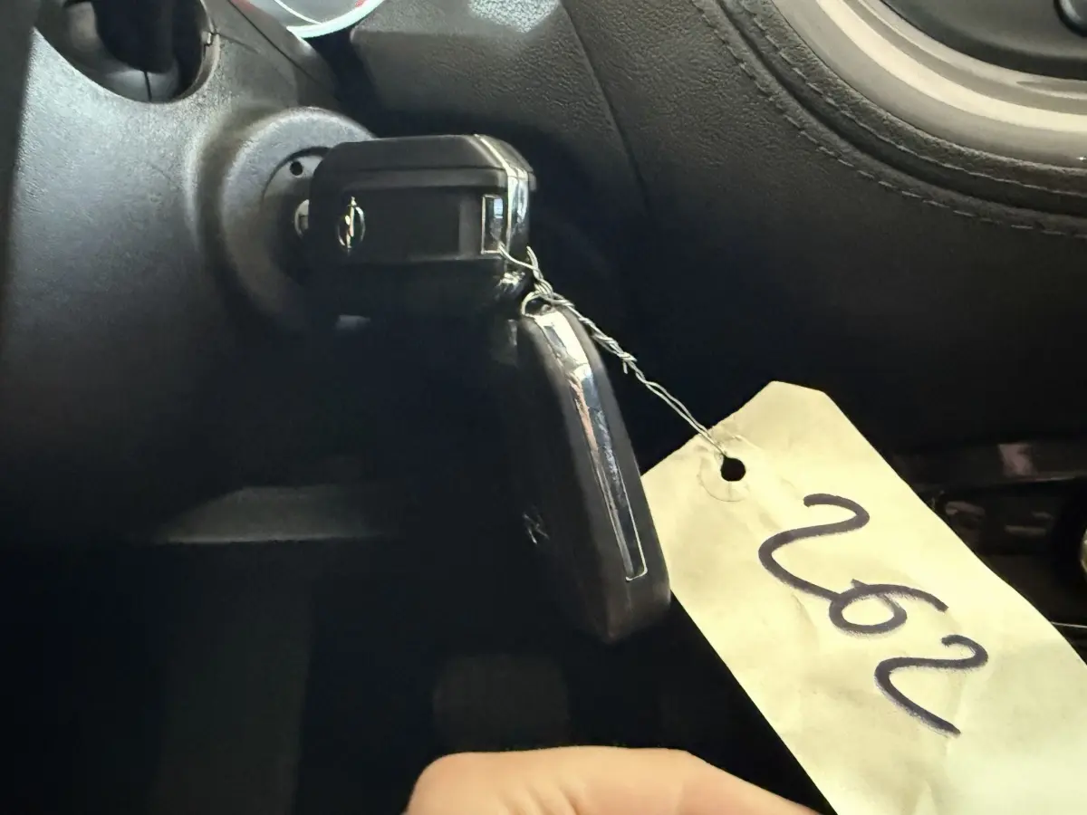 Gros plan sur la clé noire d’un Opel Grandland X 2021 insérée dans le contact, avec étiquette numérotée 262.