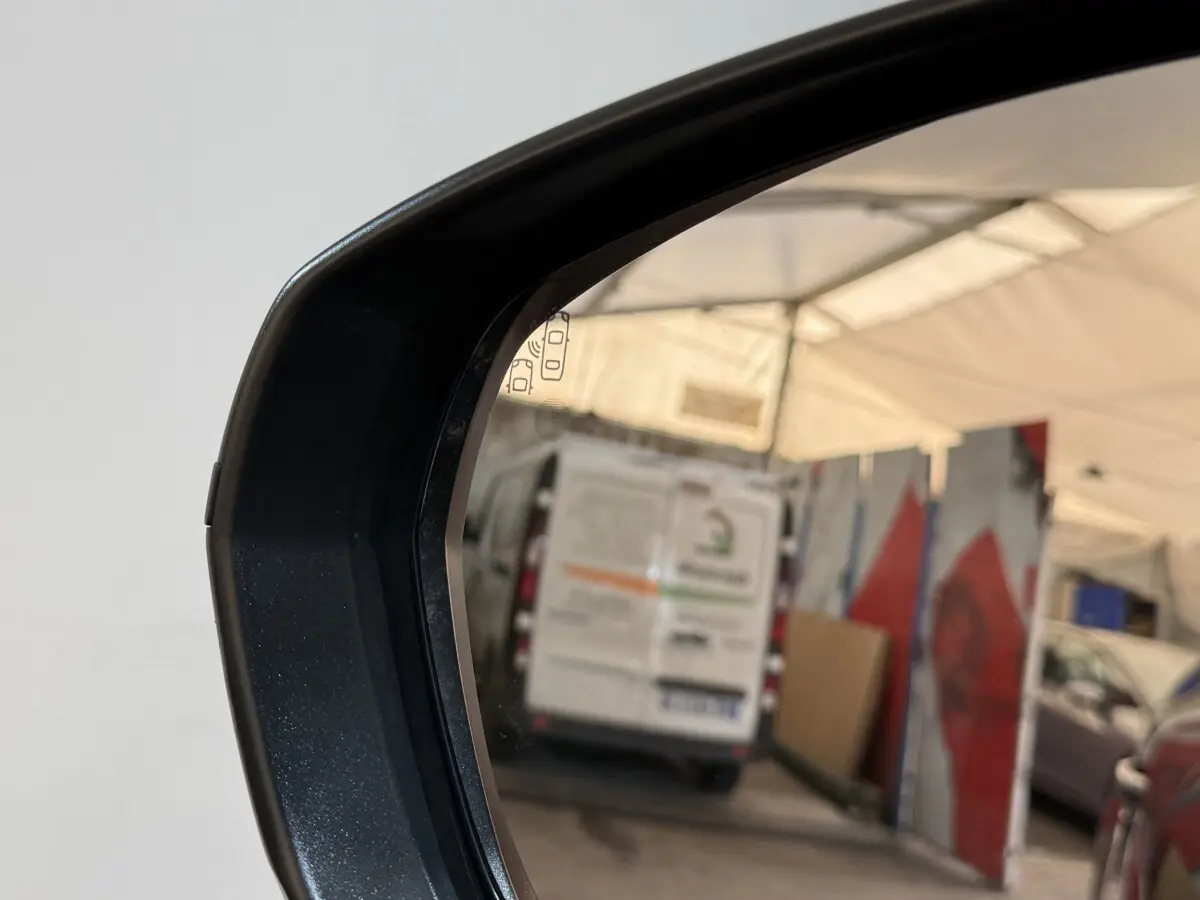 Rétroviseur extérieur droit noir de l’Opel Grandland X 2021 avec caméra d’aide au stationnement visible.