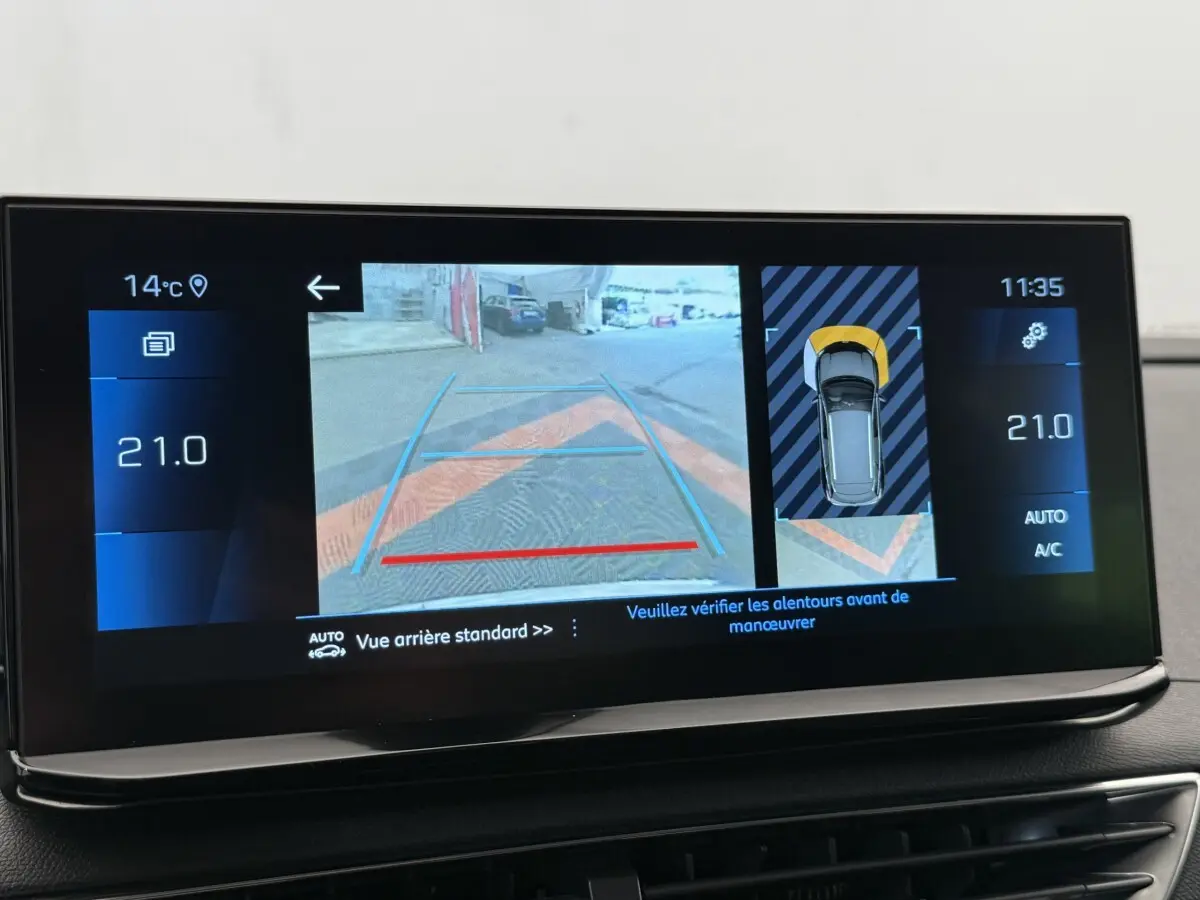 Écran tactile intérieur du Peugeot 3008 gris foncé montrant la caméra de recul et l’aide au stationnement arrière.