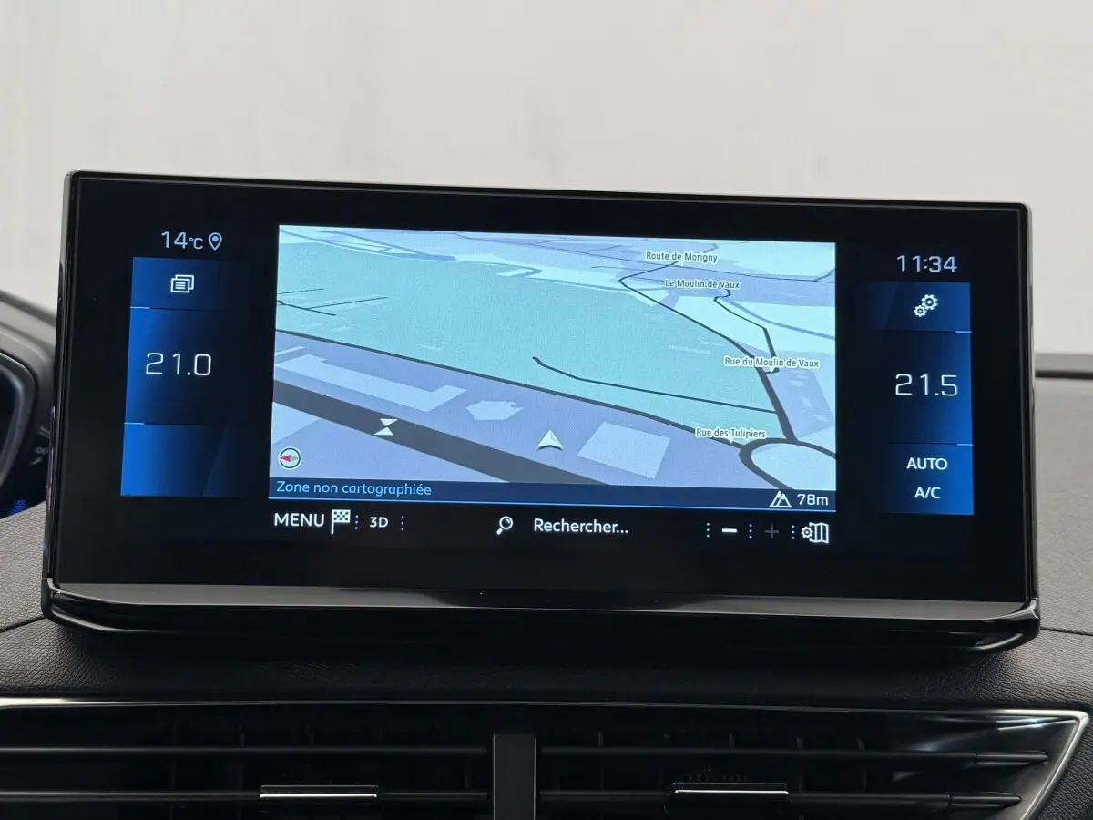Écran tactile central du tableau de bord du Peugeot 3008 gris foncé, affichant la navigation en 3D.