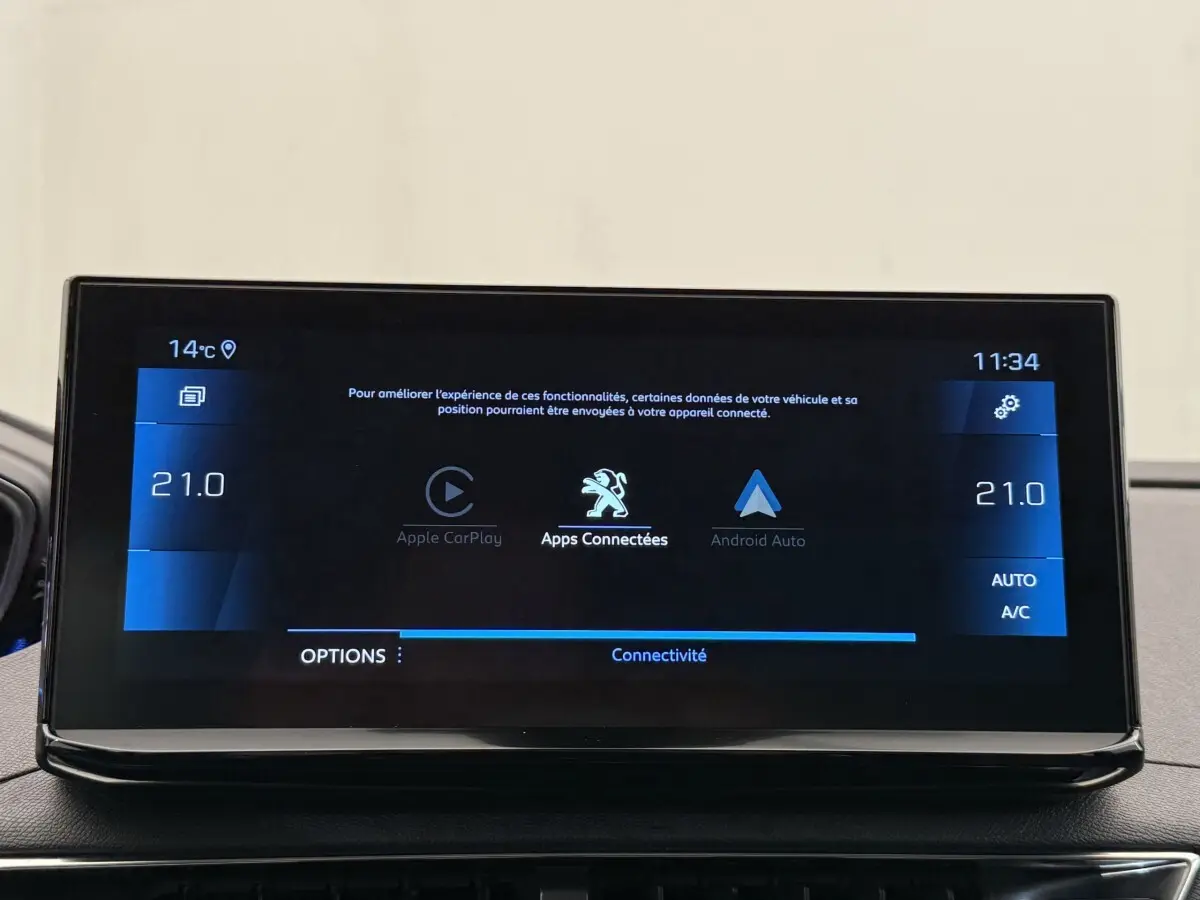 Écran tactile central du Peugeot 3008 gris foncé, affichant les options Apple CarPlay et Android Auto.