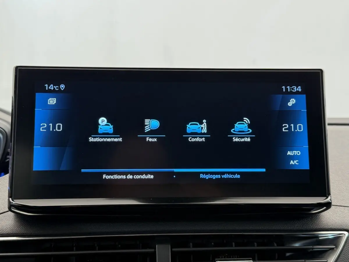 Écran tactile central du Peugeot 3008 PureTech 130 Allure affichant les réglages de conduite et température à 21°C.