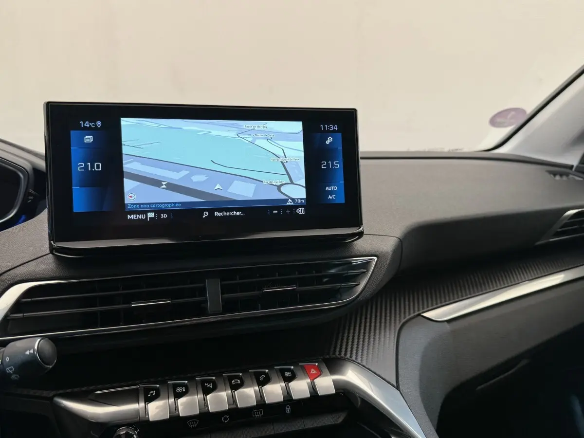 Tableau de bord du Peugeot 3008 gris foncé avec écran tactile de navigation 10 pouces en vue frontale intérieure.