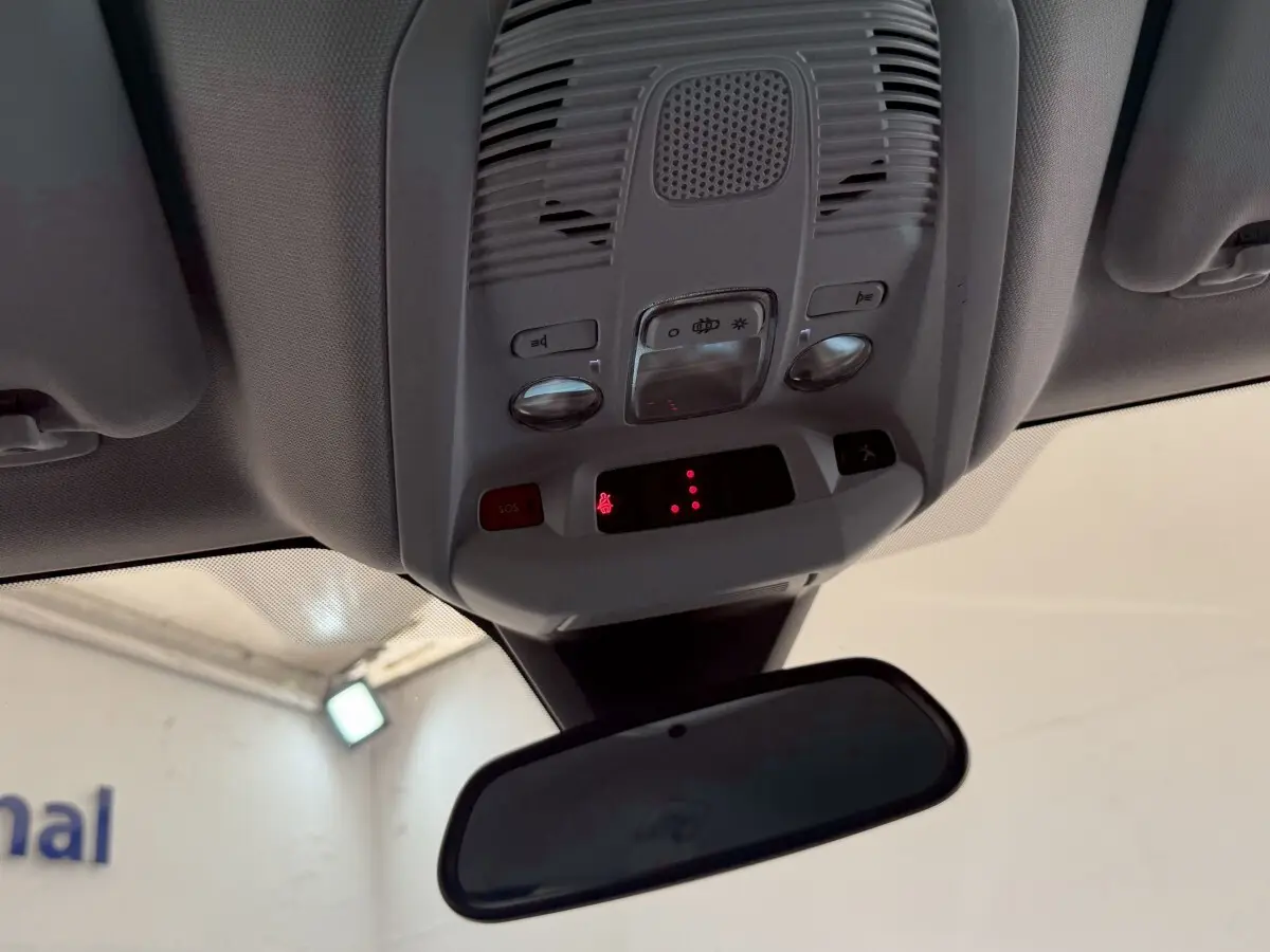 Vue intérieure du plafonnier gris clair avec commandes d’éclairage et bouton SOS du Peugeot 3008 2022.