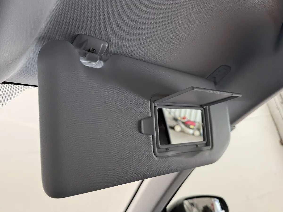 Détail du pare-soleil côté conducteur avec miroir intégré dans un Peugeot 3008 gris foncé 2022.