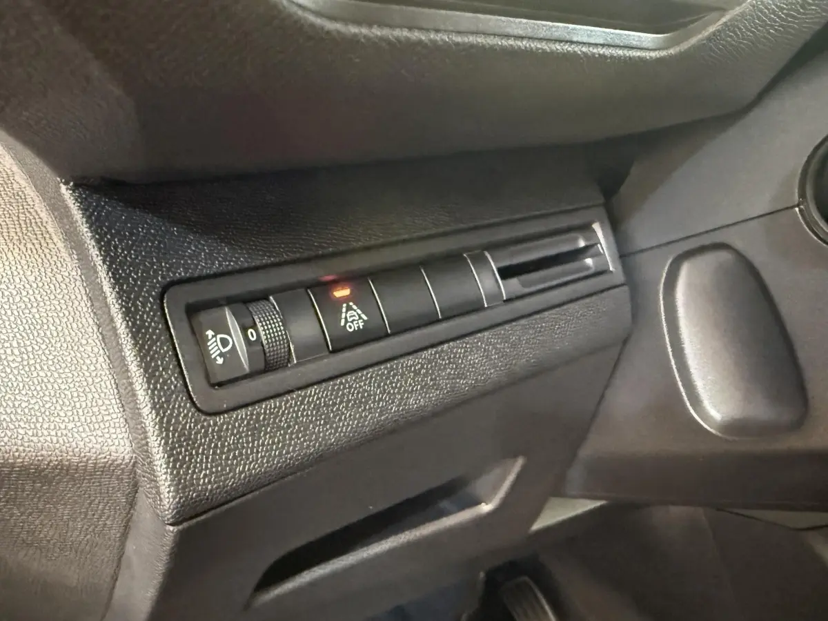 Détail du tableau de bord côté gauche du Peugeot 3008 gris foncé, avec commandes d’éclairage et d’aide à la conduite.