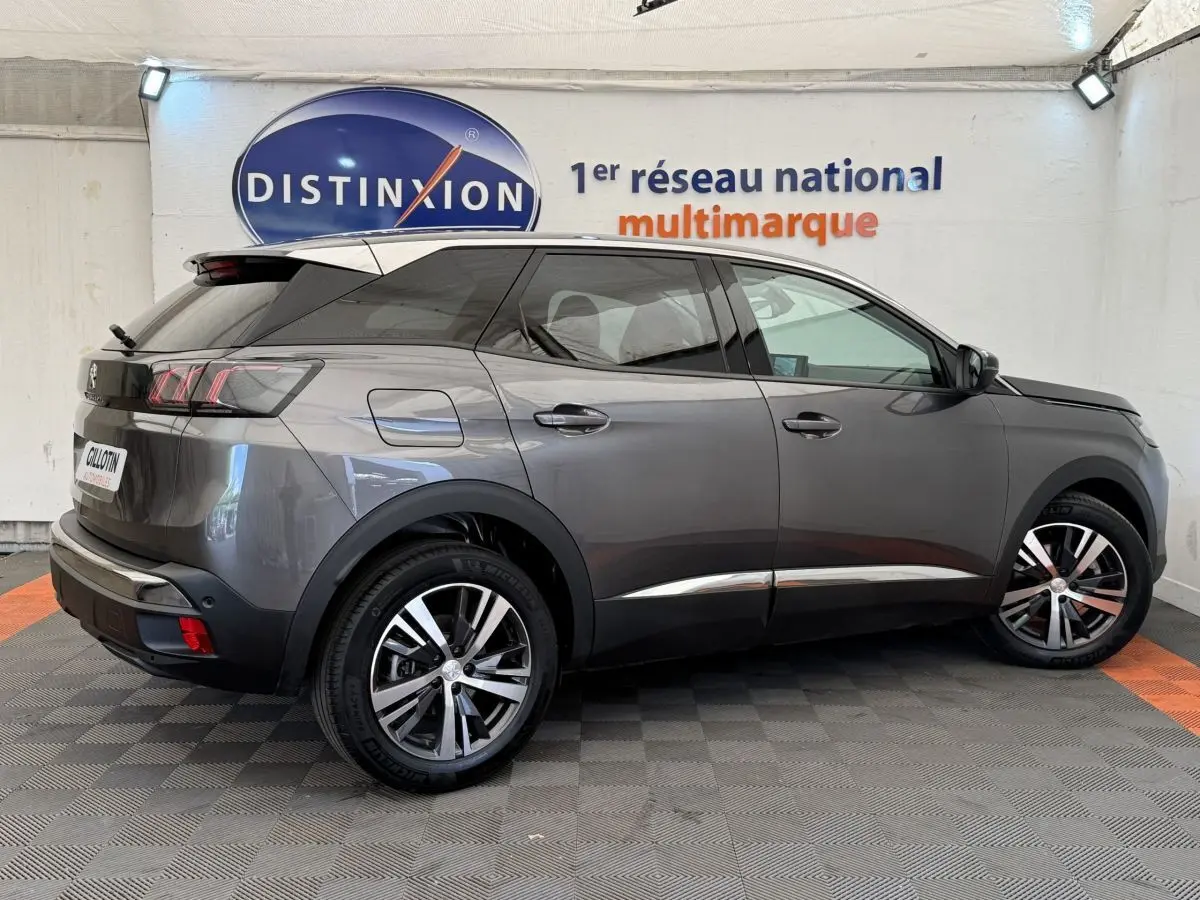 Peugeot 3008 gris foncé vue de profil côté droit, avec jantes alliage et rétroviseurs noirs.