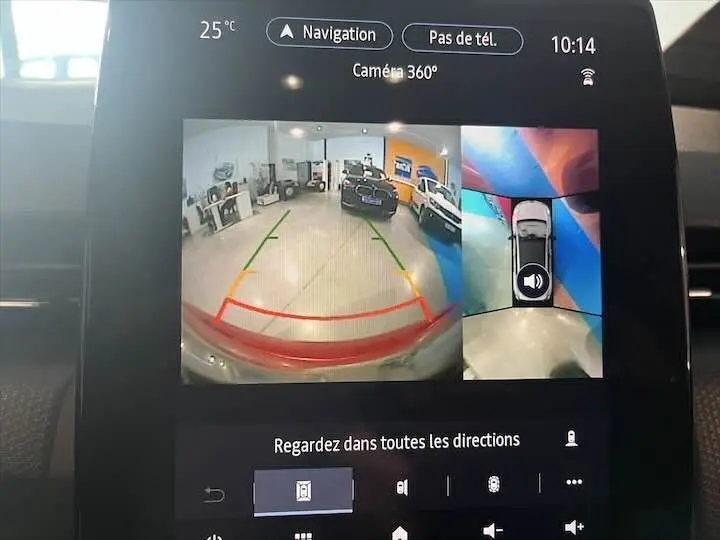 Affichage de la caméra 360° sur l'écran de la Renault Clio V rouge flamme, vue arrière et vue aérienne du véhicule en intérieur.