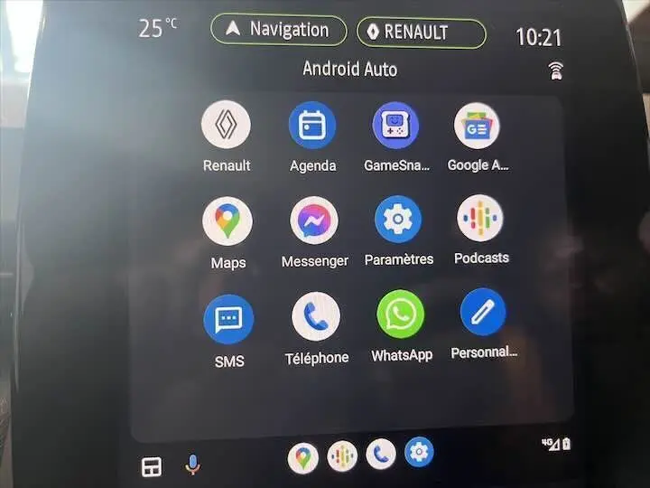 Écran tactile du système Android Auto dans une Renault Clio V, affichant plusieurs applications connectées.