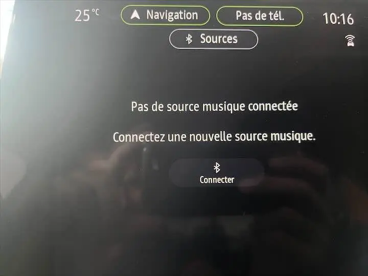 Écran tactile du système multimédia Renault Clio V affichant la connexion Bluetooth et la navigation à 10h16