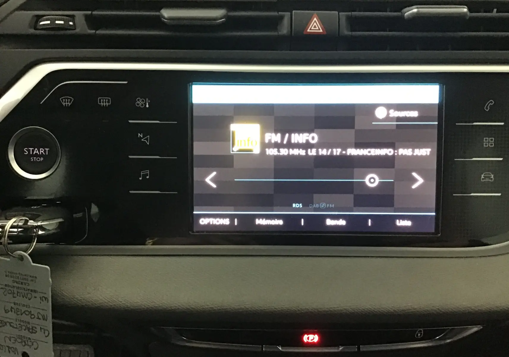 Vue rapprochée du tableau de bord de la Citroën Grand C4 Spacetourer 2021, écran central allumé affichant la radio FM.