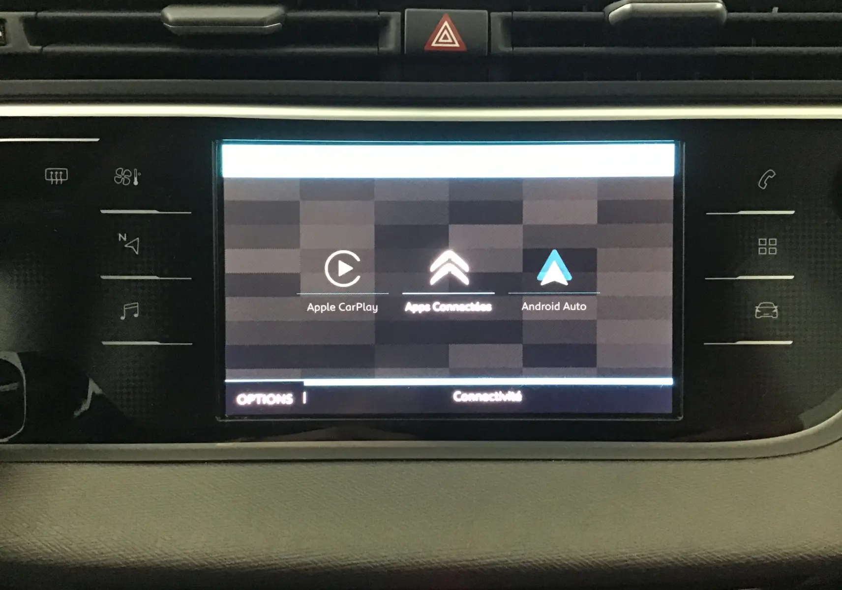 Écran central tactile du Citroën Grand C4 Spacetourer 2021 affichant Apple CarPlay et Android Auto, intérieur noir.