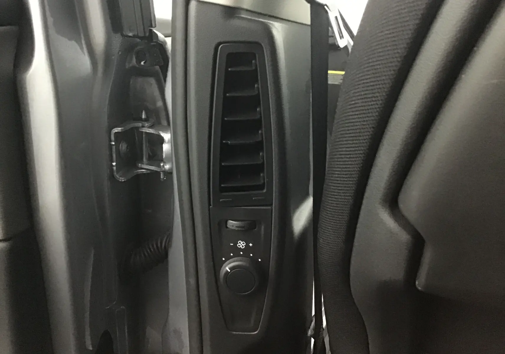 Détail de la commande de ventilation arrière côté gauche du Citroën Grand C4 Spacetourer gris Artense 2021.