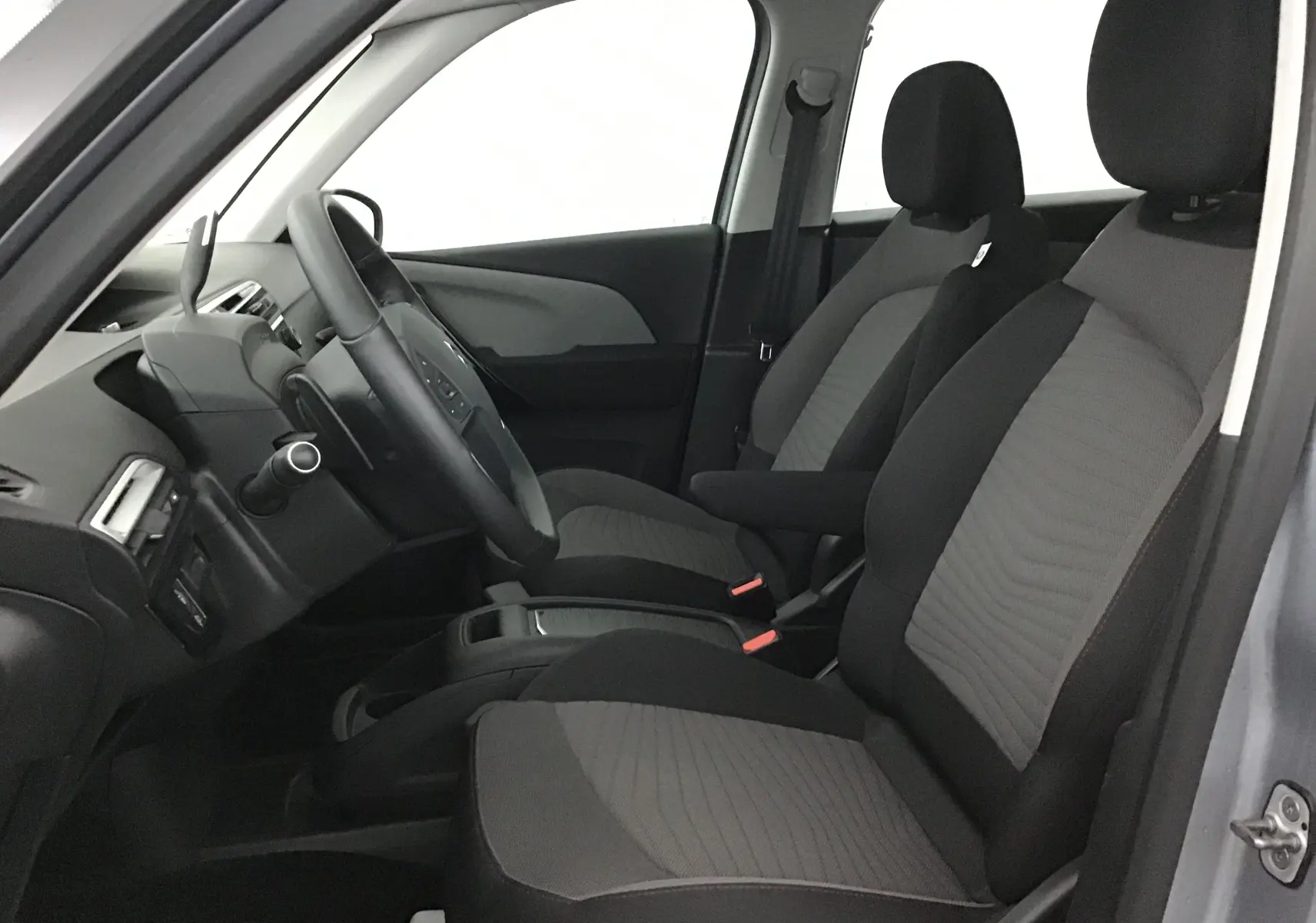 Vue intérieure côté gauche du Citroën Grand C4 Spacetourer gris Artense, montrant les sièges avant et le volant.