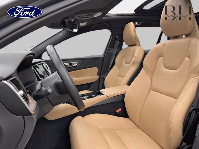 Intérieur beige cuir brun de la Volvo V60 T8 Inscription, vue côté conducteur avec toit ouvrant panoramique visible