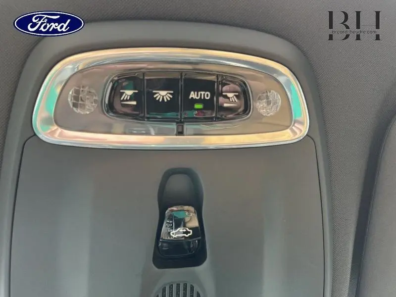 Gros plan sur les commandes d'éclairage intérieur et ouverture de coffre d'un Volvo V60 gris Savile Métallisé.