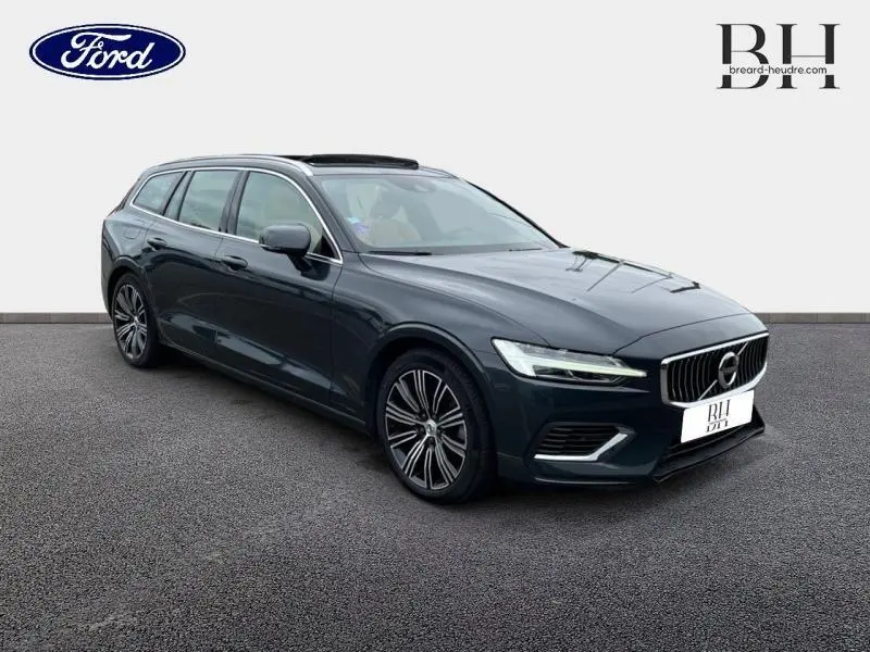 Volvo V60 T8 gris Savile métallisé vue 3/4 avant droit avec toit ouvrant panoramique et jantes alu distinctives.
