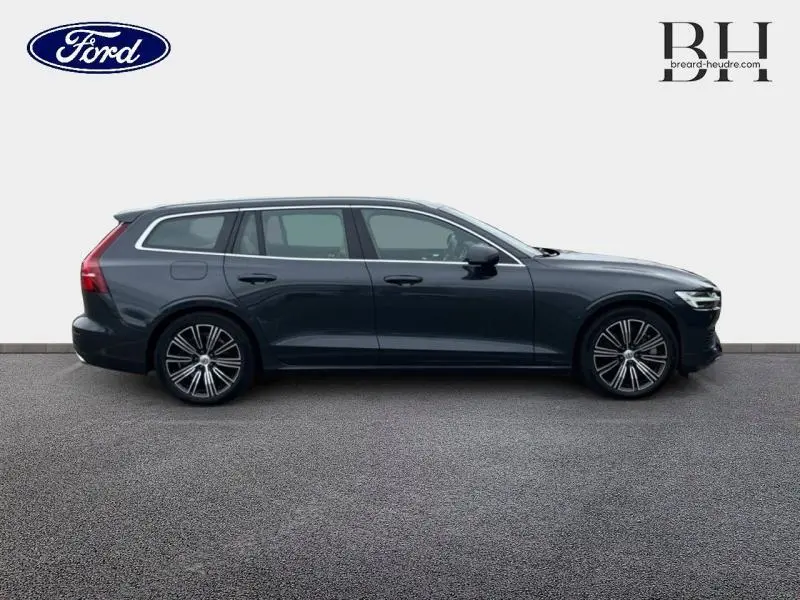 Profil côté gauche d'une Volvo V60 gris Savile métallisé avec jantes alliage et feux arrière LED visibles.