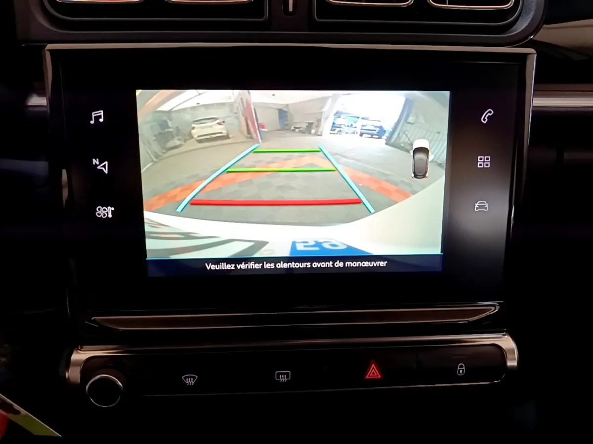 Écran tactile central montrant la caméra de recul avec guidage couleur dans une Citroën C3 blanche de 2019.