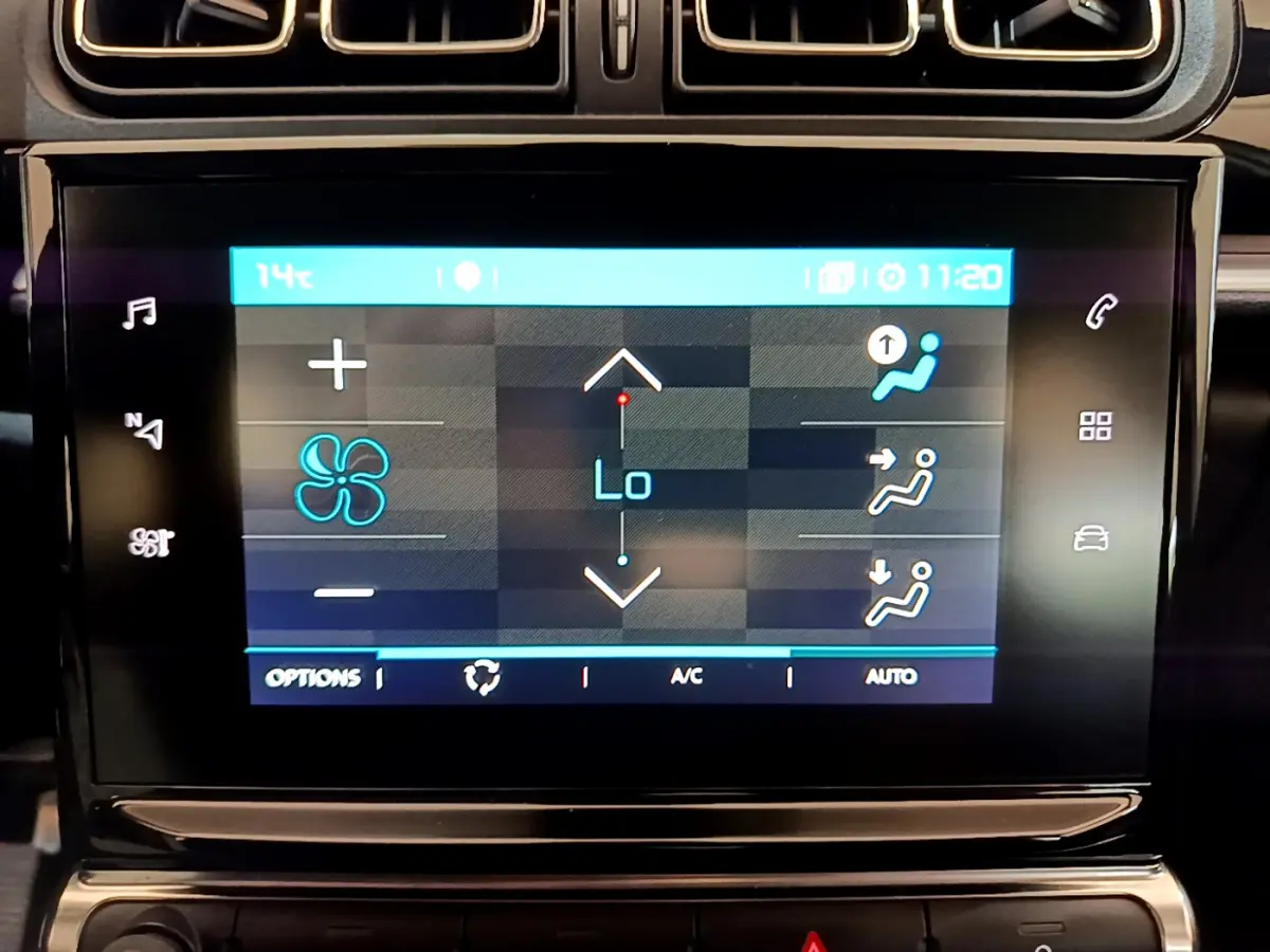 Écran tactile central affichant les réglages de climatisation de la Citroën C3 blanche, vue de face en gros plan.