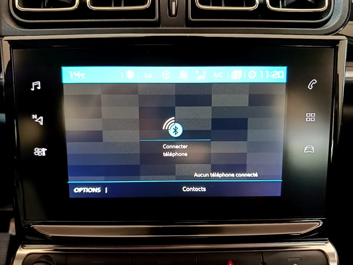 Écran tactile central de la Citroën C3 blanche, affichant la connexion Bluetooth pour téléphone, vue frontale rapprochée.
