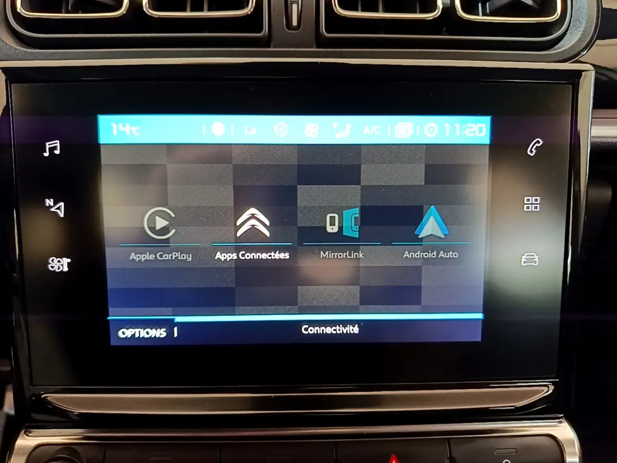 Écran tactile central de la Citroën C3 blanche 2019 affichant Apple CarPlay et Android Auto.