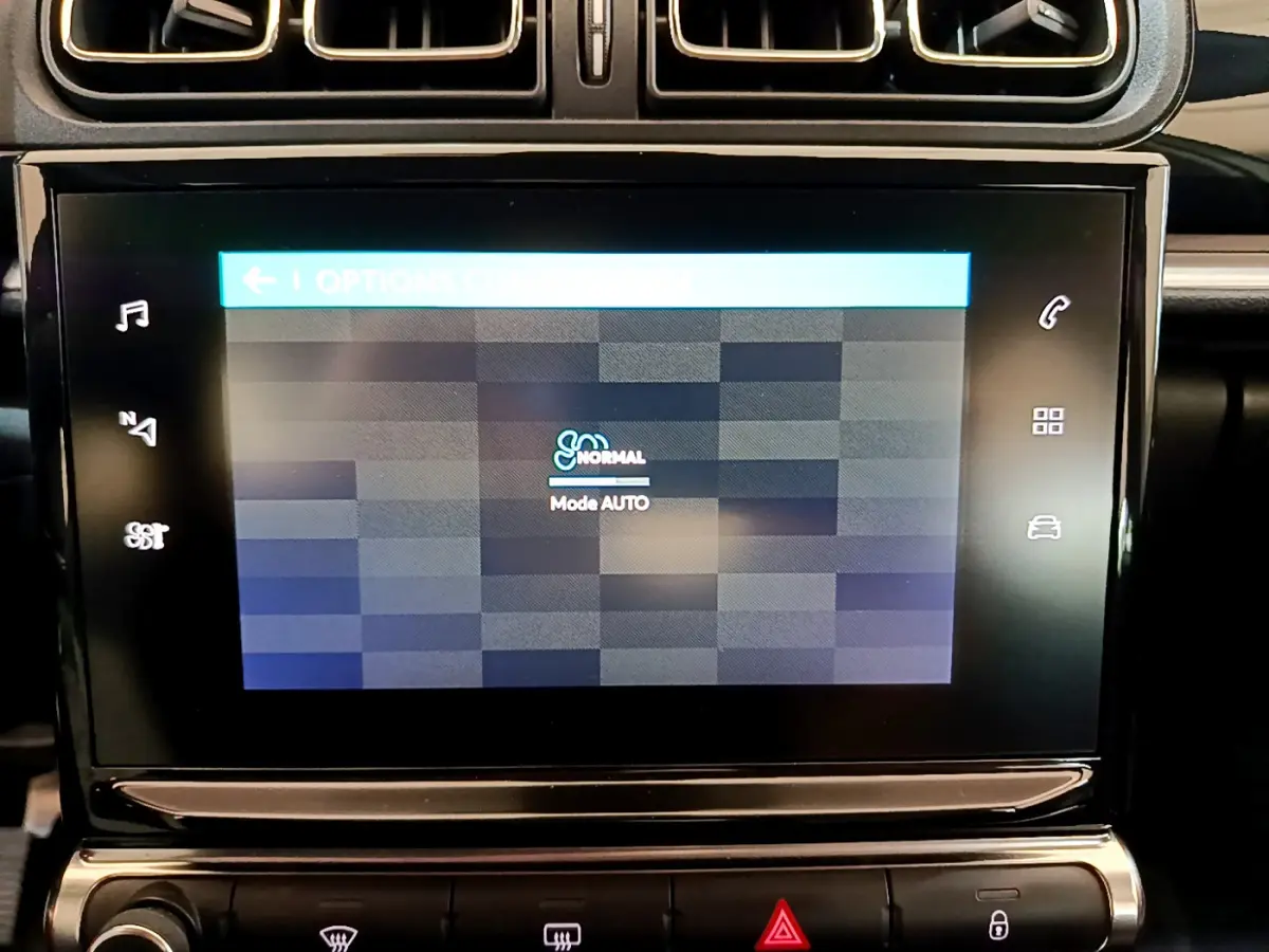Écran tactile central de la Citroën C3 blanc 2019 affichant le mode de conduite normal en intérieur.