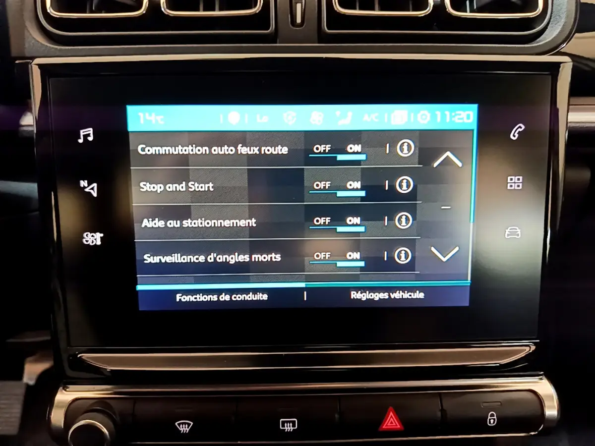 Écran tactile central de la Citroën C3 blanche affichant les réglages d'aide à la conduite en intérieur.
