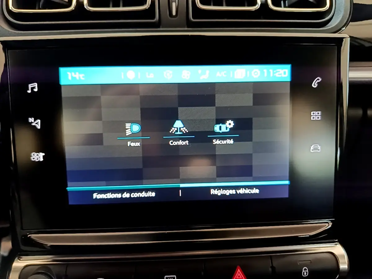 Écran tactile central du tableau de bord de la Citroën C3 blanche, affichant les réglages de conduite et sécurité.