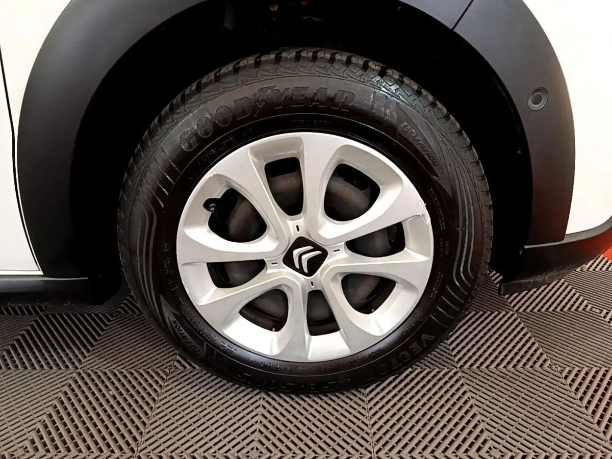 Gros plan sur la roue avant droite blanche d'une Citroën C3 2019 avec jante alliage et pneu Goodyear.