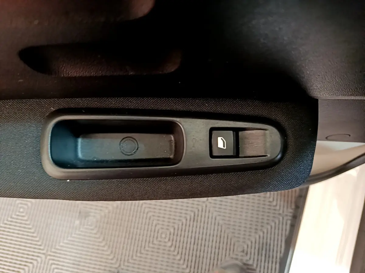 Bouton de commande de lève-vitre côté conducteur sur porte intérieure noire d'une Citroën C3 blanche 2019.
