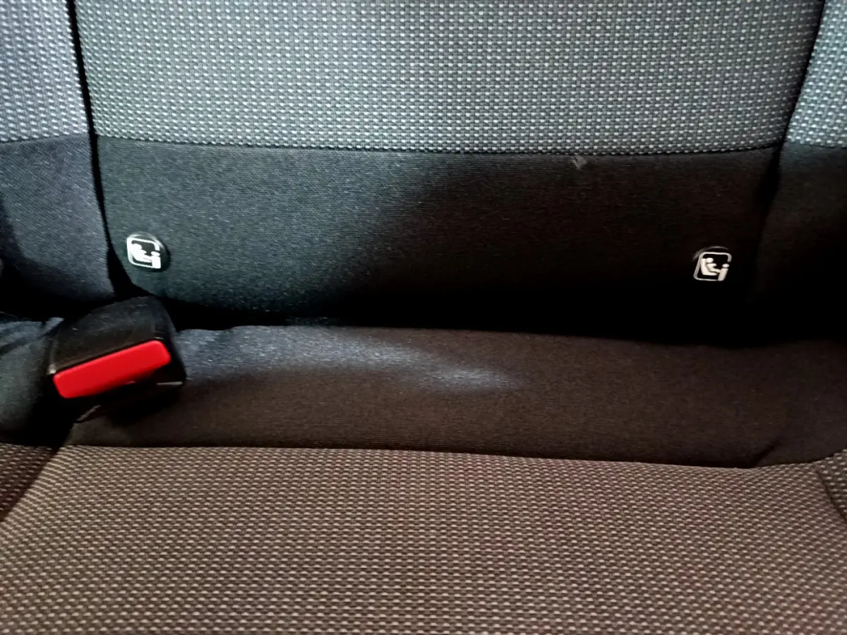 Détail de la banquette arrière noire de la Citroën C3 2019 avec fixation Isofix et boucle de ceinture rouge visible.