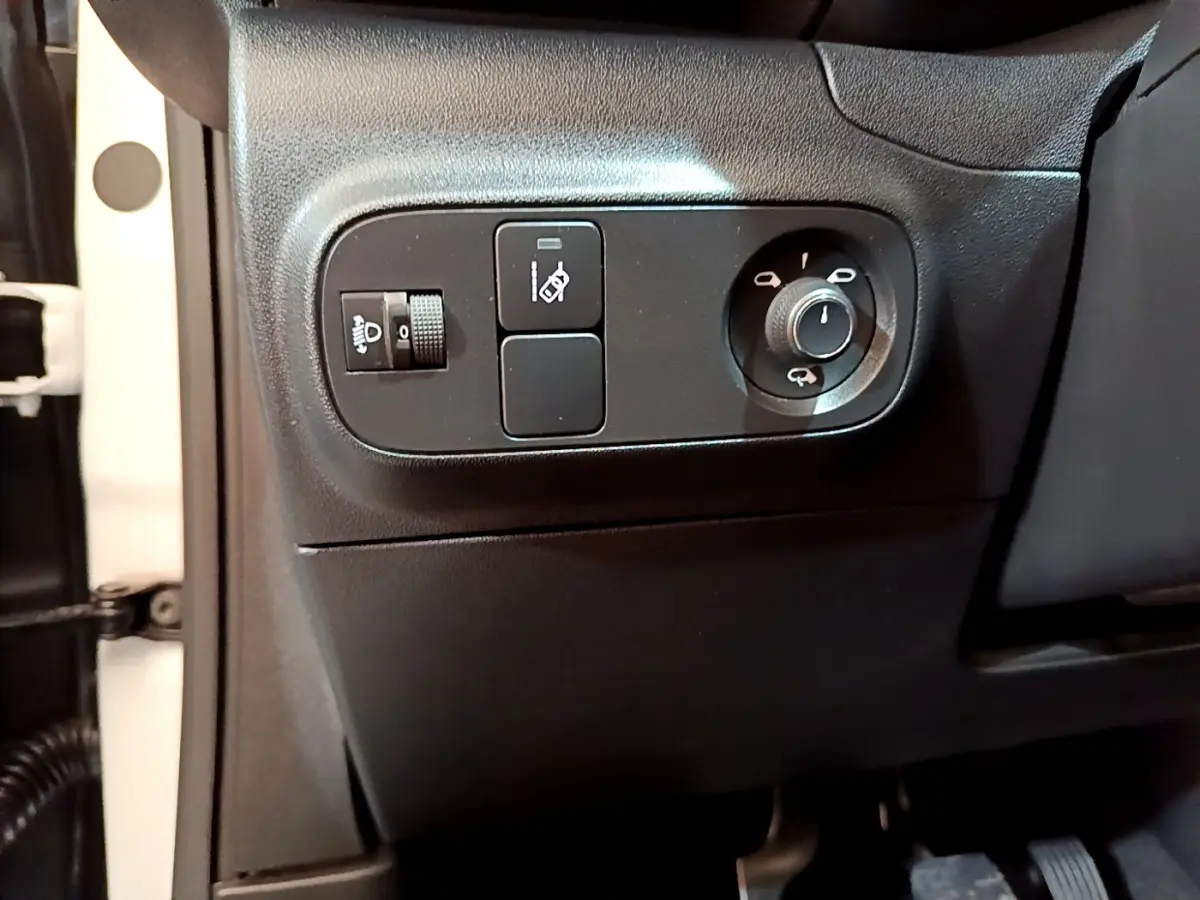Gros plan sur les commandes d'éclairage et rétroviseurs côté conducteur d'une Citroën C3 blanche 2019.