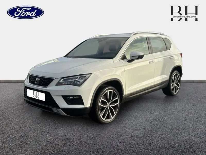 SEAT Ateca blanc Nevada métal vue 3/4 avant droit avec jantes alliage et toit panoramique en verre.