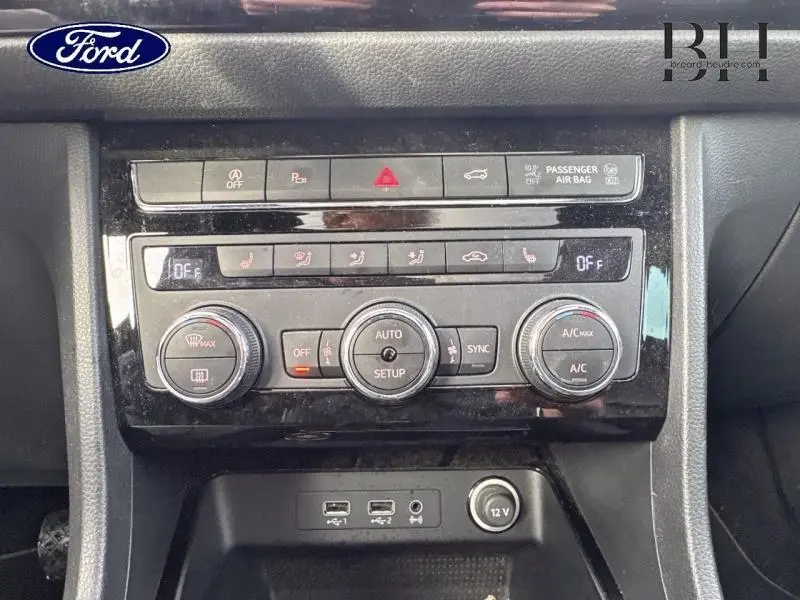 Console centrale vue de face avec commandes de climatisation et connectiques USB et prise 12V sur SEAT Ateca blanc Nevada Métal