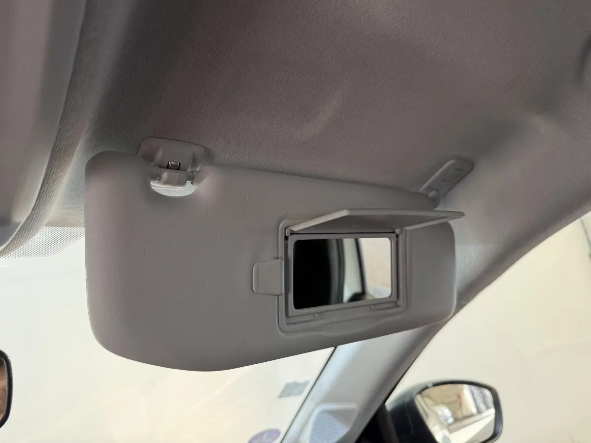 Vue intérieure du pare-soleil côté conducteur avec miroir ouvert sur Peugeot 208 PureTech 75 S&S Like 2020.