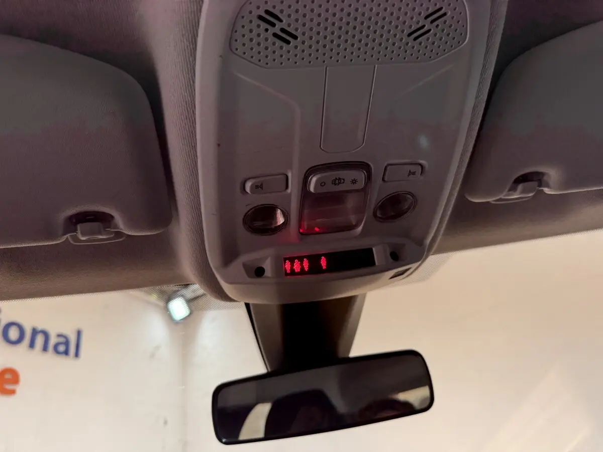 Vue intérieure du plafonnier gris avec commandes et rétroviseur d’une Peugeot 208 PureTech 75 S&S Like 2020.