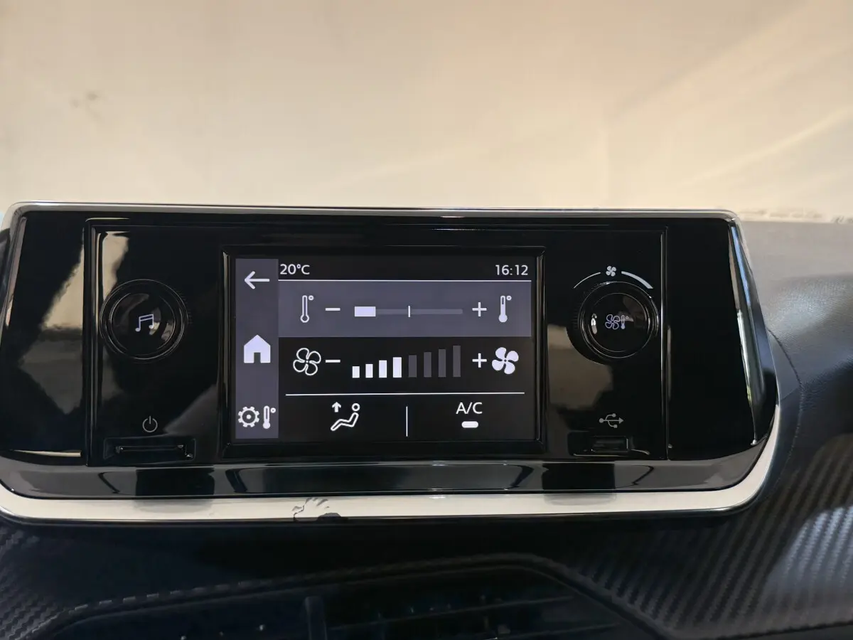 Écran tactile central de la Peugeot 208 PureTech 75 S&S Like 2020 affichant les réglages de climatisation.
