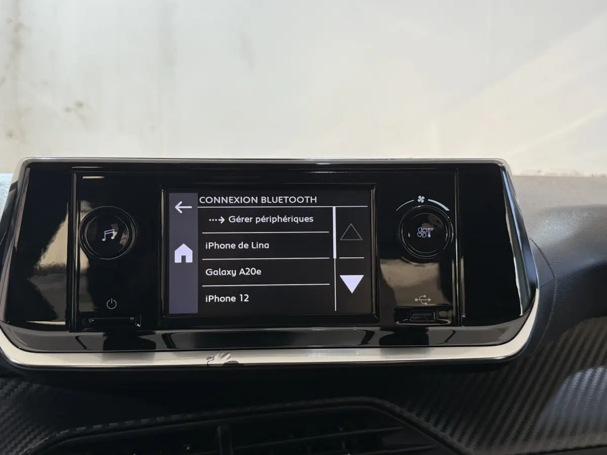Écran tactile central de la Peugeot 208 PureTech 75 S&S Like affichant la connexion Bluetooth avec plusieurs appareils listés.