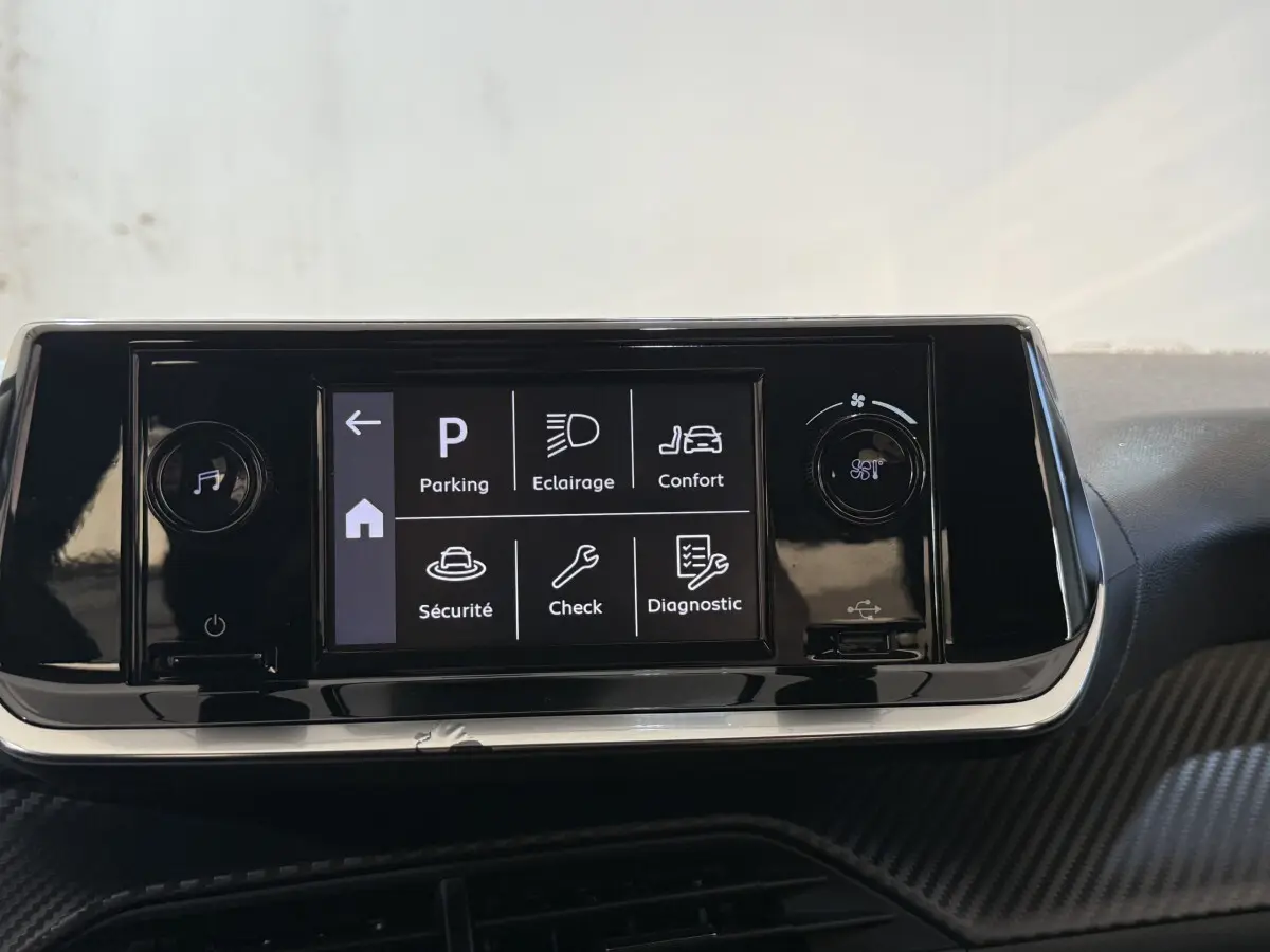 Écran tactile central de la Peugeot 208 PureTech 75 S&S Like 2020 affichant les menus Parking, Éclairage, Confort, Sécurité, Check et Diagnostic.