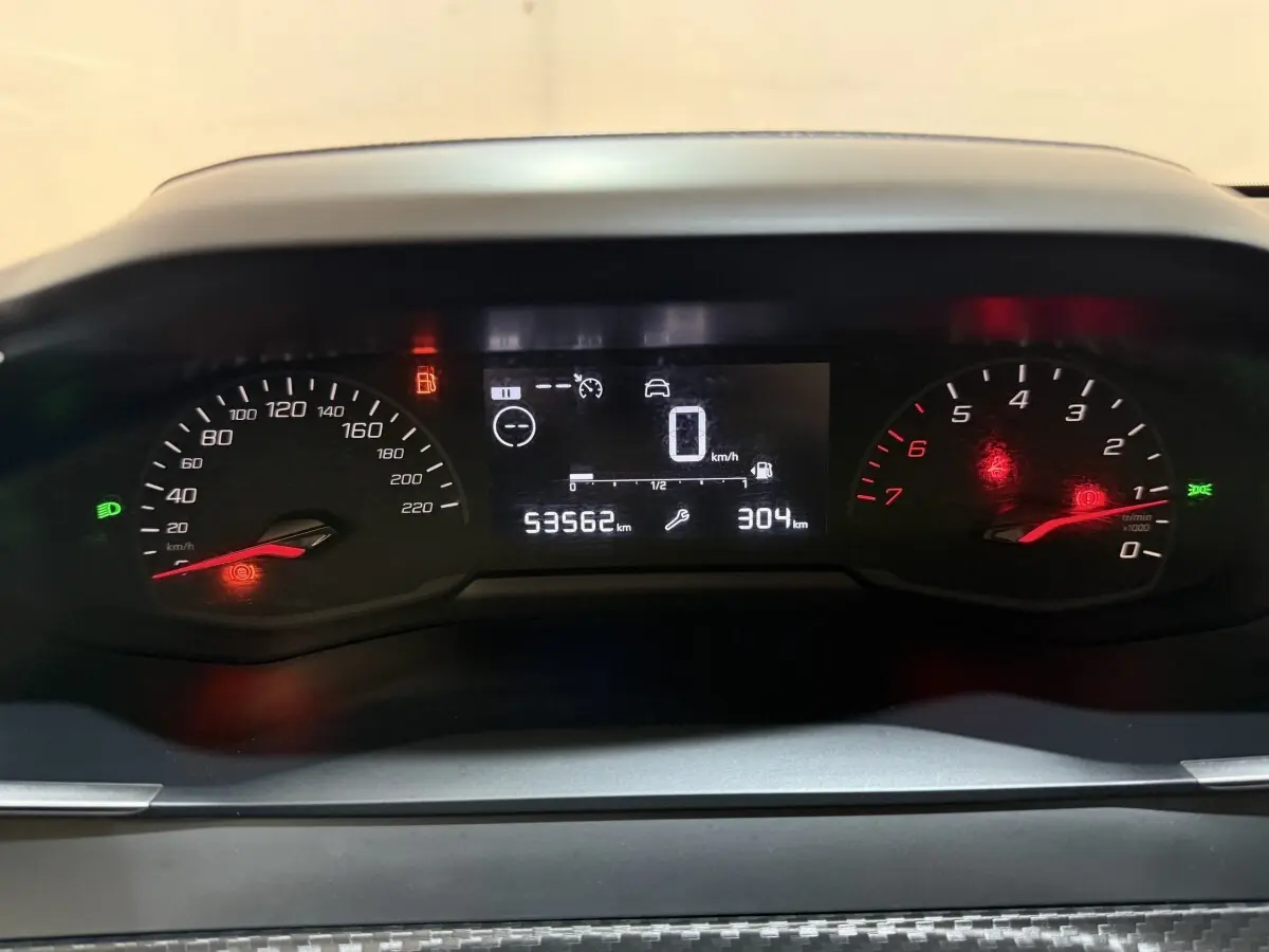 Vue rapprochée du tableau de bord numérique de la Peugeot 208 PureTech 75 S&S Like, affichant 53 562 km.