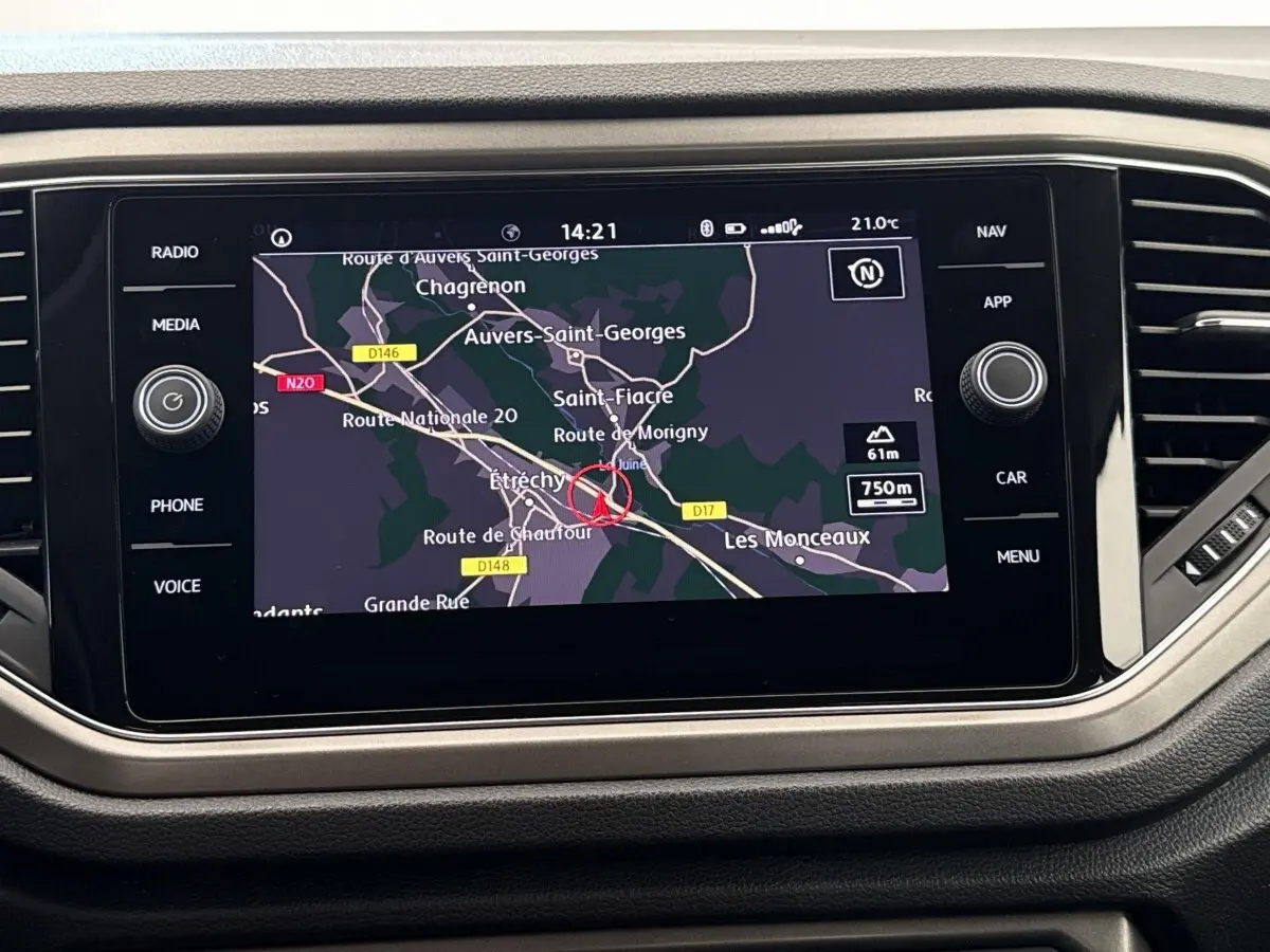 Écran tactile central du Volkswagen T-Roc 2.0 TDI 150 IQ.DRIVE affichant la navigation en mode nuit.