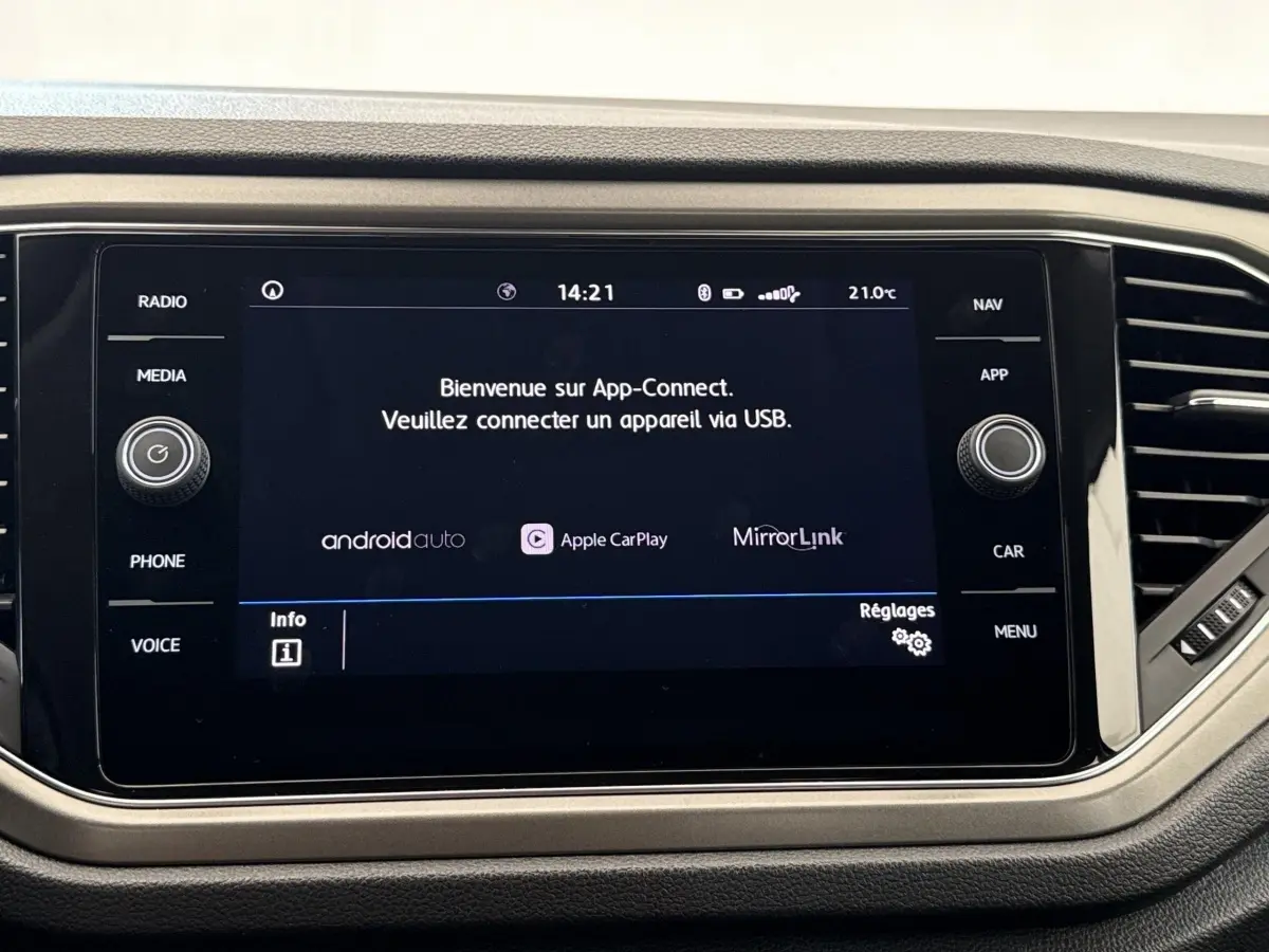 Écran tactile central du Volkswagen T-Roc bleu 2020 affichant l'accueil App-Connect avec options Android Auto et Apple CarPlay.
