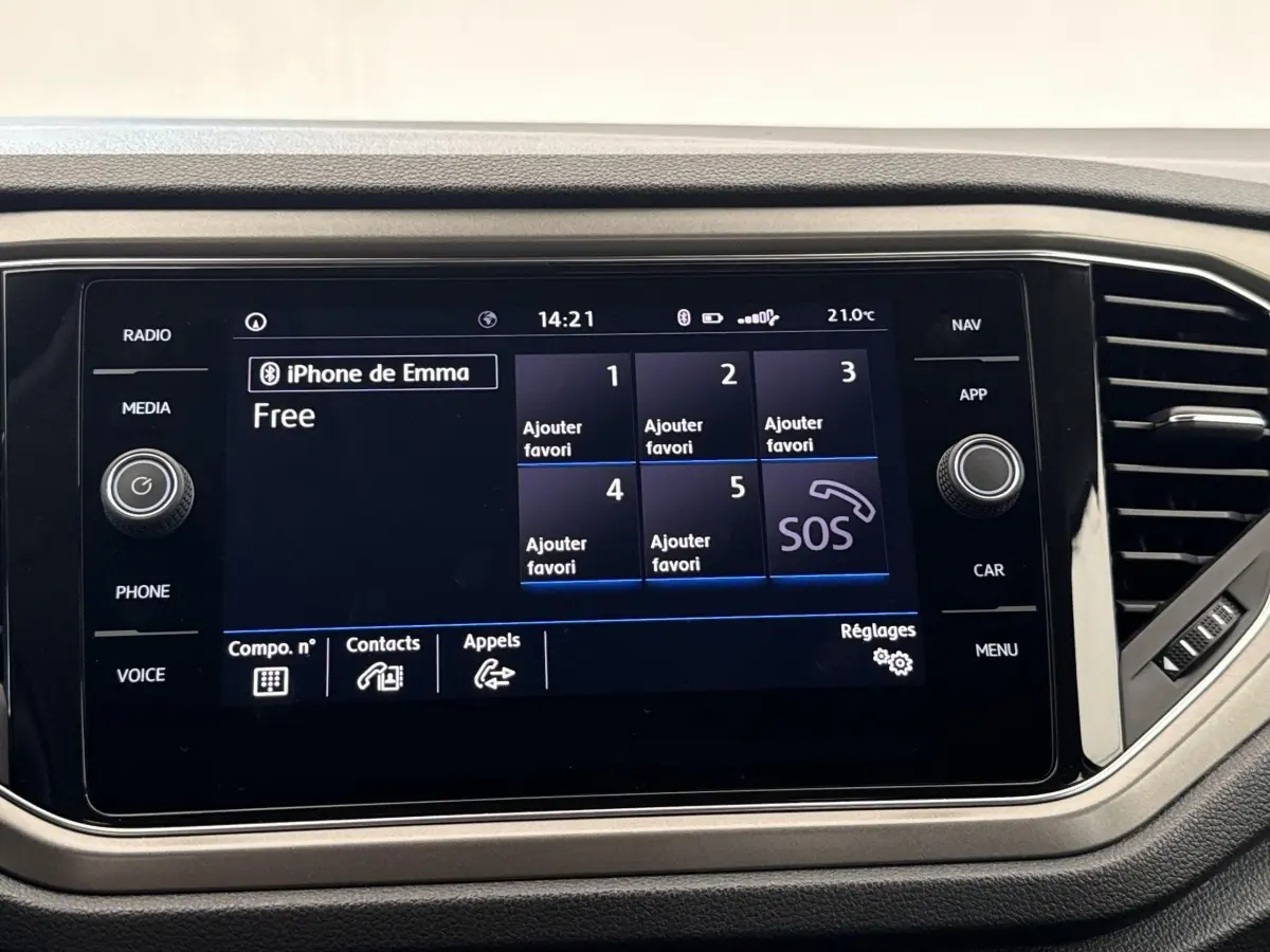 Écran tactile central du Volkswagen T-Roc 2020 affichant le menu téléphone avec connexion iPhone, entouré de boutons fonctionnels.