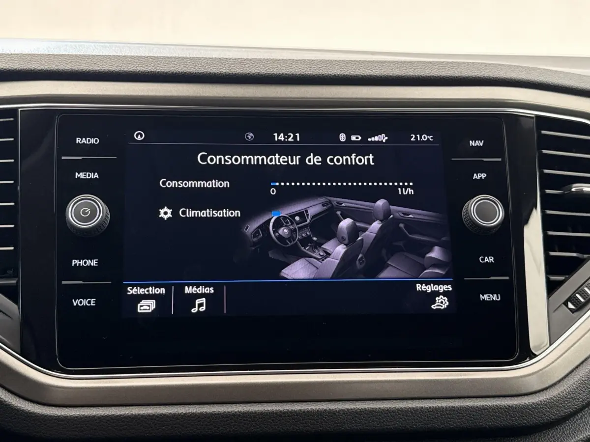 Écran tactile central du Volkswagen T-Roc bleu 2020 affichant le menu consommation et climatisation.
