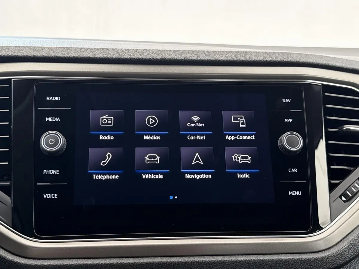 Écran tactile central du Volkswagen T-Roc 2020 affichant les options radio, médias, navigation et téléphone.