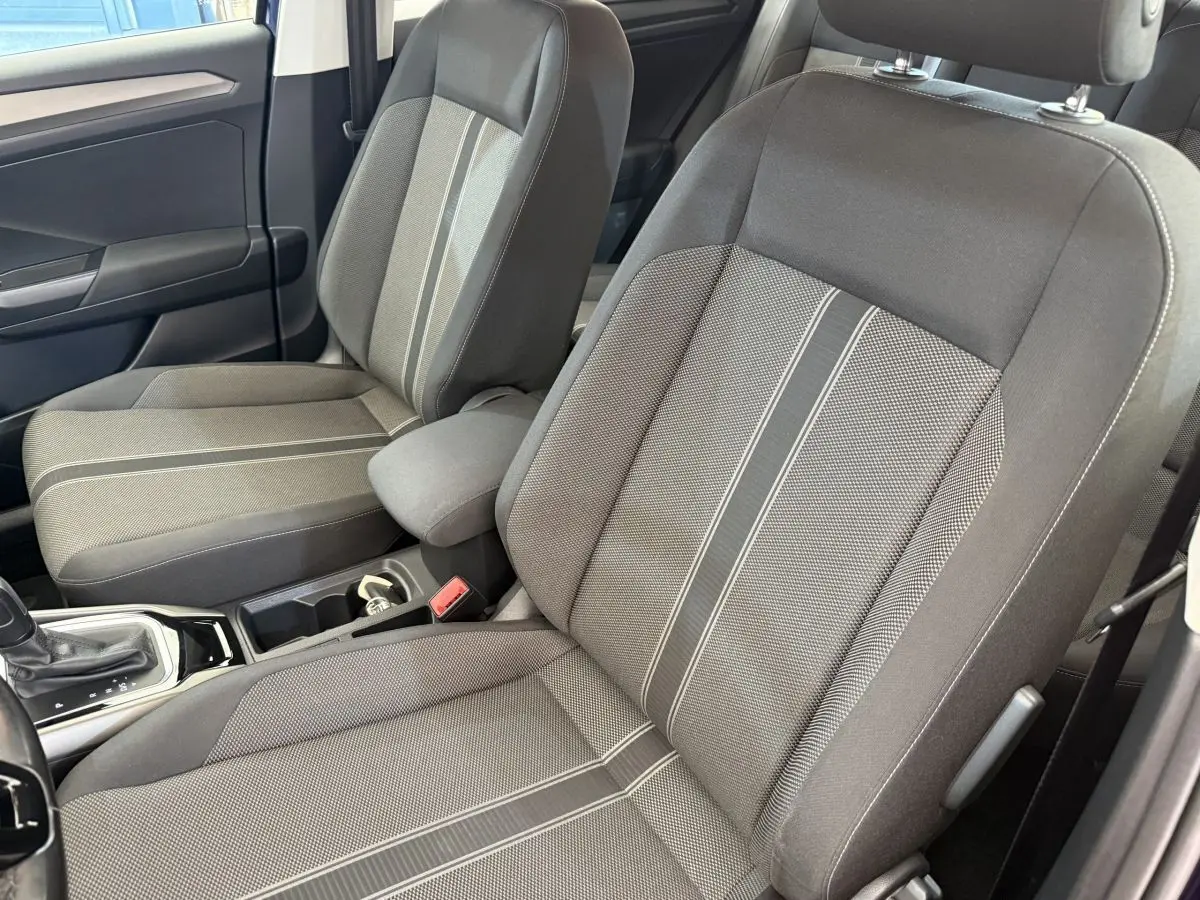 Vue rapprochée des sièges avant gris à motifs du Volkswagen T-Roc 2.0 TDI 150 IQ.DRIVE DSG7, intérieur sobre et moderne.
