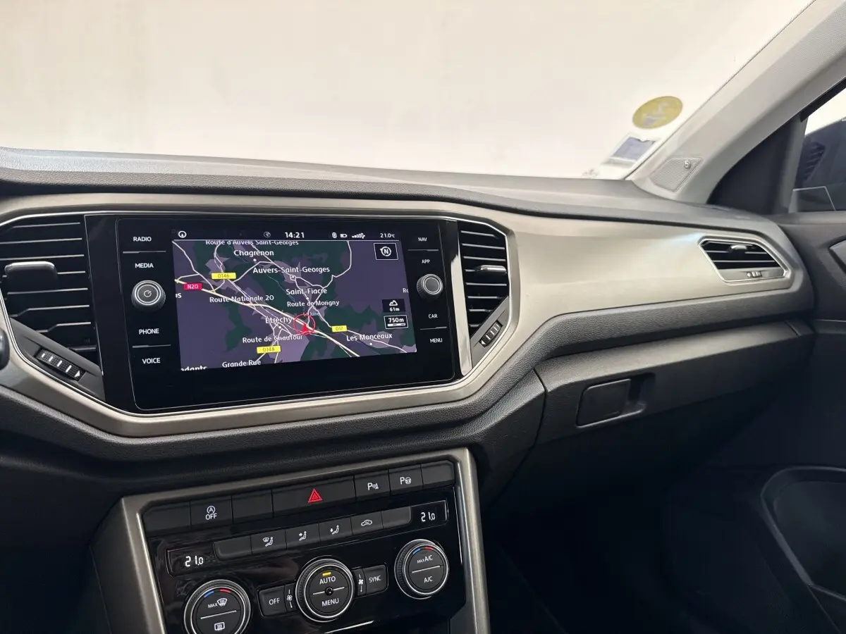 Tableau de bord du Volkswagen T-Roc 2020, vue de face, avec écran tactile de navigation et commandes climatisation.